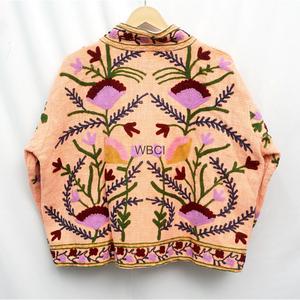 Veste courte matelassée en coton doux tricotée à la main avec broderie Suzani TNT pour femmes, idéale pour les sorties et les fêtes ethniques - Product Image 5