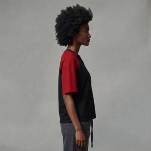 Nueva Llegada 2026 Camiseta de Mujer Negra y Roja con Manga Raglán y Cuello en V, Estampado de Logotipo de Llama, Ajuste Holgado Informal, 100% Algodón Jersey, Todas las Temporadas - Product Image 2