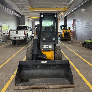 Chargeuse compacte JCB conçue pour des applications efficaces de terrassement, de chargement, de nivellement, d'aménagement paysager et de construction - Product Image 4