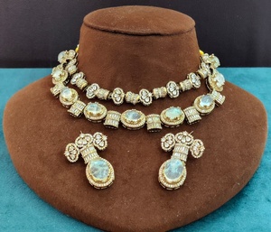 Conjunto de collar de doble capa inspirado en Sabya Sachi de calidad premium, ideal para atuendos étnicos y occidentales, para fiestas, con hermosos aretes. - Product Image 2