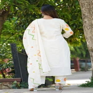 Conjunto de Kurta Tradicional de Algodón Elegante para Mujer NIYANI, Bordado con Estampados de Puntos Multicolores, Dupatta Suave para el Verano, Estilo Étnico - Product Image 3