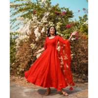 Ensemble Anarkali classique rouge brodé en georgette avec manches courtes, col rond, taille empire, imprimé floral, silhouette trapèze, taille XS
