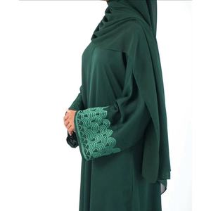 Ensemble Abaya Hijab Vert Brodé Tendance pour Femme – Robe Longue Ample à Manches Longues, Modeste, pour le Ramadan et l'Aïd - Product Image 2