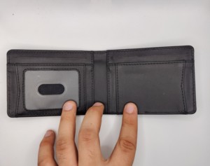 กระเป๋าสตางค์หนังแท้สีดำปักโลโก้ตามสั่งสำหรับผู้ชาย ป้องกัน RFID ช่องใส่บัตรหลายช่อง ซับในผ้าไหม มีที่ใส่บัตร ขายส่ง - Product Image 3