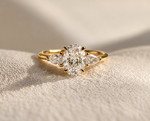 Anillo de Diamante Cultivado en Laboratorio de Corte Ovalado en Oro Amarillo de Excelente Calidad con Piedras Laterales en Forma de Pera, Regalo Nupcial de Lujo Disponible a un Precio Competitivo - Product Image 6