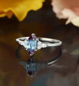 Bague de fiançailles et de mariage en argent sterling 925 avec alexandrite taille marquise, pierre précieuse à changement de couleur, bijou de mariée vintage de luxe, cadeau - Product Image 1