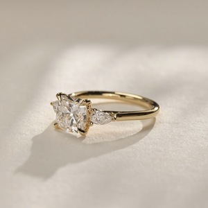 Bague de fiançailles pour femme en or massif 18 carats avec diamant naturel taille coussin de 1,20 carat et pierres latérales, style classique, certifiée IGI - Product Image 2