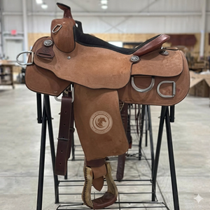 Selle western artisanale en cuir, décorée de motifs floraux gravés, assise profonde et confortable pour l'équitation, avec étriers inclus. - Product Image 1