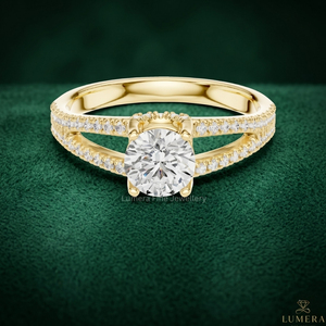 Anillo de compromiso de oro de 9K, 10K, 14K, 18K con corte redondo de moissanita (alternativa al diamante) y vástago dividido, con diamante cultivado en laboratorio certificado por IGI - Product Image 1