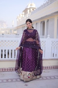 Conjunto Tradicional de Lehenga Choli de Tela Fendy con Bordado Decorativo en el Dobladillo |   Ropa de Fiesta y Boda de Secado Rápido, Suministro al por Mayor - Product Image 6