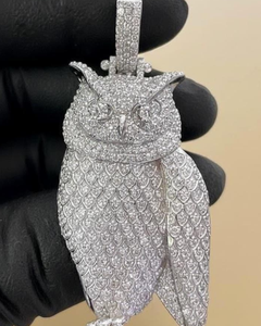 Colgante de Lujo Hip Hop Bling con Moissanita Iced-Out de Plata de Ley 925 Bañado en Oro de 18K Certificado Hecho a Medida con Diseño de Garra de Búho para Rapper - Product Image 1