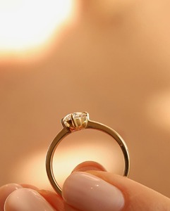 แหวนเพชรทรงรี 1 กะรัต เพชรเลี้ยงในห้องปฏิบัติการ ทองคำขาว 14K ตัวเรือนแบบ NSEW Compass Prong Setting ขนาด 1.6 มม. แหวนเพชรเม็ดเดี่ยวสำหรับผู้หญิง - Product Image 2