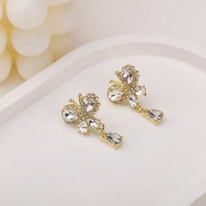 Boucles d'oreilles romantiques unisexes vintage plaquées or massif 14 carats avec diamants synthétiques de laboratoire taille brillant pour anniversaire, fête, mariage - Product Image 1