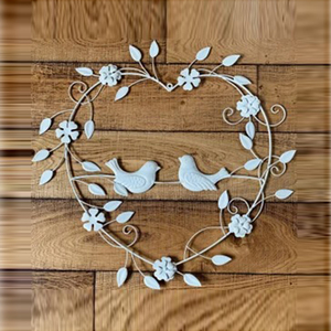 Charmante couronne en métal blanc en forme de cœur avec de doux oiseaux amoureux et des fleurs, décoration murale suspendue style shabby chic pour intérieurs romantiques - Product Image 2