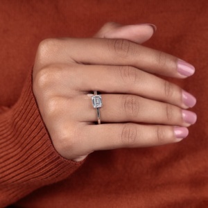 Anillo de Compromiso con Diamante Cultivado en Laboratorio, Corte Esmeralda, Oro Blanco de 14K, Joyería para Boda o Aniversario, Proveedor de Joyería - Product Image 2