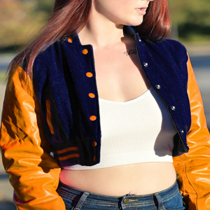 เสื้อแจ็คเก็ตครอปสไตล์วาร์ซิตี้สำหรับผู้หญิง สีเทา-ส้ม แบบเลตเตอร์แมน แขนหนังเทียม เสื้อคลุมลำลอง แฟชั่นสำหรับสุภาพสตรี - Product Image 2