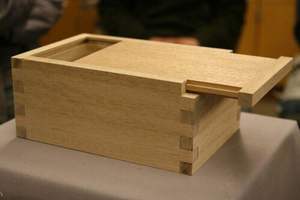 Boîte à bijoux en bois sculpté de style classique, faite à la main, avec doublure en velours, design pliable écologique, compartiments et organisateur de rangement - Product Image 2