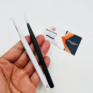 Pince à épiler professionnelle pour extensions de cils en acier inoxydable, 13 cm de long, fine et droite, pointe isolante à 45 degrés, impression personnalisée - Product Image 1