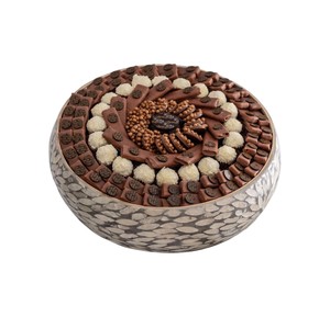 Superbe plateau à gâteau en nacre, mosaïque de coquillages sur ardoise, accompagné de chocolats gourmands pour une dégustation raffinée - Product Image 1