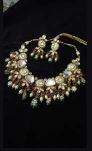 Ensemble de collier élégant plaqué or Kundan avec perles et cristaux, design floral pour femmes, bijoux de mariage - Product Image 3