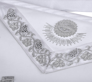 Delantal de Masón de Primera Calidad con Bordado de Hilos Plateados de la Logia Azul, con Pilares y Herramientas. Fabricante Confiable de Delantales Masónicos - Product Image 4