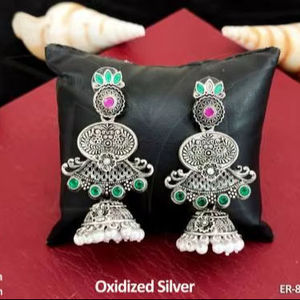 Pendientes Largos de Plata Oxidada de Diseño con Racimos de Perlas, Joyería Elegante para Fiestas, Accesorios de Moda Étnica para Mujer - Product Image 1