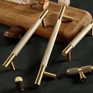 Las manijas de latón para puertas mejoran la durabilidad general de los sistemas de herrajes para puertas, reduciendo el ruido y la vibración durante el funcionamiento. - Product Image 3