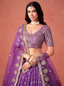 Robe de demoiselle d'honneur en organza brodé violet avec haut court à col en V et manches courtes, coupe trapèze, longueur au sol - Product Image 3