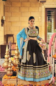 Vente en gros VYANI RR-16 Lehenga Choli Navratri en tissu rayonne à manches longues, broderie et travail de miroirs, entièrement cousu, Chaniya de créateur - Product Image 1