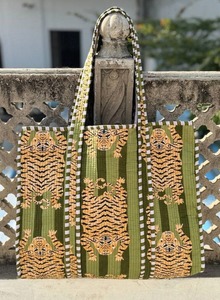 Sac à bandoulière matelassé en coton imprimé de haute qualité avec motif unique et toucher luxueux - Product Image 6