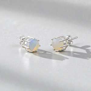 Pendientes de tuerca de piedra lunar arcoíris natural, plata de ley 925, oro, minimalistas, delicados, piedra de nacimiento de junio, certificados IGI, joyería para fiesta - Product Image 2