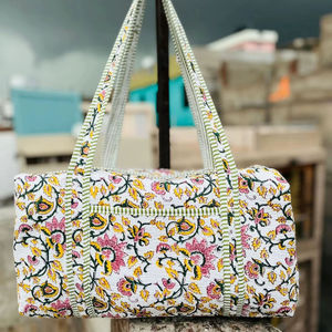 Sac de voyage matelassé en coton imprimé à la main grande capacité, élégant et tendance, sac de week-end et de nuit pour maman - Product Image 1