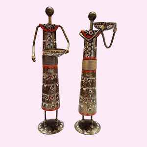 Ensemble de 2 figurines de femmes tribales traditionnelles faites à la main pour la décoration de la maison et les cadeaux festifs - Product Image 1
