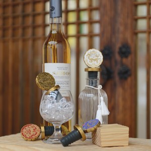 Tapón de Vino Decorativo de Metal MIMIDAR con Cierre de Rosca en Tono Dorado y Caja de Regalo Personalizada para Botellas de Licor y Exhibición en Bar - Product Image 3
