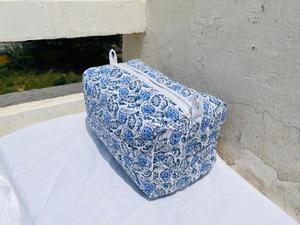 Sac bandoulière matelassé en coton imprimé à la main avec fermeture éclair, motif floral tendance, sac banane - Product Image 5