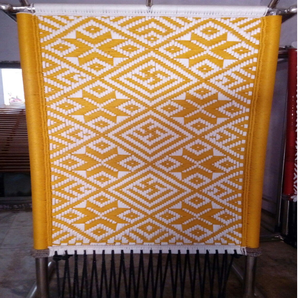 Lit charpai en métal artisanal avec un motif géométrique multicolore en blocs tressés, disponible à prix de gros. - Product Image 5