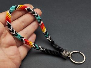 Porte-clés de poignet fait main en perles d'imitation pour femme, motif tendance noir, blanc, rouge, jaune, turquoise, orange, avec anneau en argent - Product Image 4