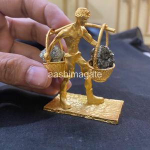 Figurine de mineur artisanale en métal plaqué or avec pierre de pyrite brute naturelle, ornement de bureau, souvenir, décoration intérieure, vente en gros - Product Image 4