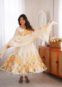 Robe Anarkali en organza de soie pure, imprimé floral, avec dupatta et pantalon, prête à porter, pour occasions spéciales. - Product Image 2