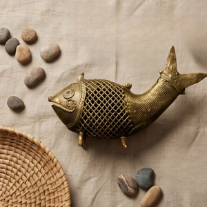 Figurine de poisson courbée en laiton Dhokra de style antique de qualité supérieure pour la décoration de la maison et du bureau à prix de gros - Product Image 6