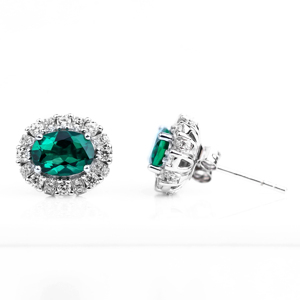 Ensemble de bijoux élégant en cristal vert émeraude avec boucles d'oreilles et collier pendentif en halo de diamants en argent sterling 925, design classique - Product Image 5