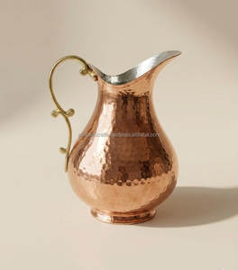 Pichet en cuivre martelé traditionnel avec revêtement en étain, poignée à motif festonné et bec verseur ouvert - Artisanat Ali, Vente directe usine B2B - Product Image 1