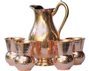 Ensemble de carafes en cuivre pour un service d'eau élégant et haut de gamme, avec verres, durable et réutilisable, pour la cuisine. - Product Image 1