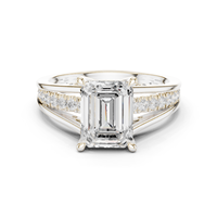 Élégante bague en or blanc 9 carats avec diamant taille émeraude et détails latéraux pavés séduisants