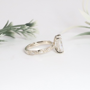 Bague de fiançailles en or blanc avec diamant taille radiant, classique, à double griffes, style Milgrain, alliance Art Déco, joaillerie fine - Product Image 5