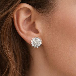 Boucles d'oreilles clous élégantes en forme de fleur pour femmes et jeunes filles en or pur 14 carats avec diamants de laboratoire taille baguette, ronds, en grappe, motif soleil et fleur - Product Image 4