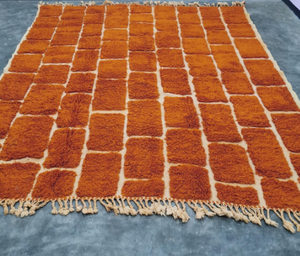 Alfombra de Nudos Marroquí de Lujo Moderna Naranja con Líneas Blancas de Lana, Hecha a Mano, Acolchada, Resistente a las Manchas, Antideslizante, de Pelo Alto de 0.5 Pulgadas de Grosor - Product Image 2