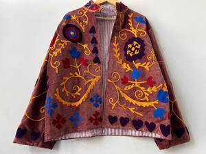 Chaqueta Bomber de Terciopelo Suzani Acolchada y Tejida a Mano |   Abrigo Boho Bordado con Detalle de Letras |   Ecológico, de Lujo y Étnico - Product Image 5