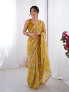 Magnifique Saree Designer à Broderie de Perles Moti & Val et Sequins, avec Base de Travail Artisanale, et Motif ZigZag Rayé de Perles Moti & Val - Product Image 4