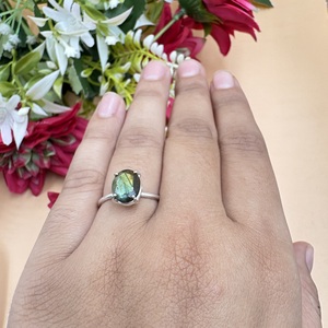 Bague en labradorite naturelle effet feu, faite à la main, en laiton plaqué argent, sertie de pierres précieuses, tendance, unisexe - Product Image 4